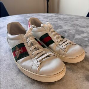 Gucci 
Leather Bee Embroidered Ace Trainers